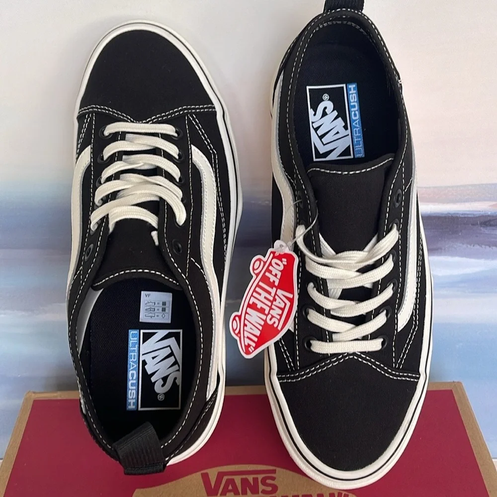 Vans Men’s Sentry Old Skool (Canvas) Black/Marshmallow
VN0A5KR3VQE
Sneakers - Picture 14 of 16